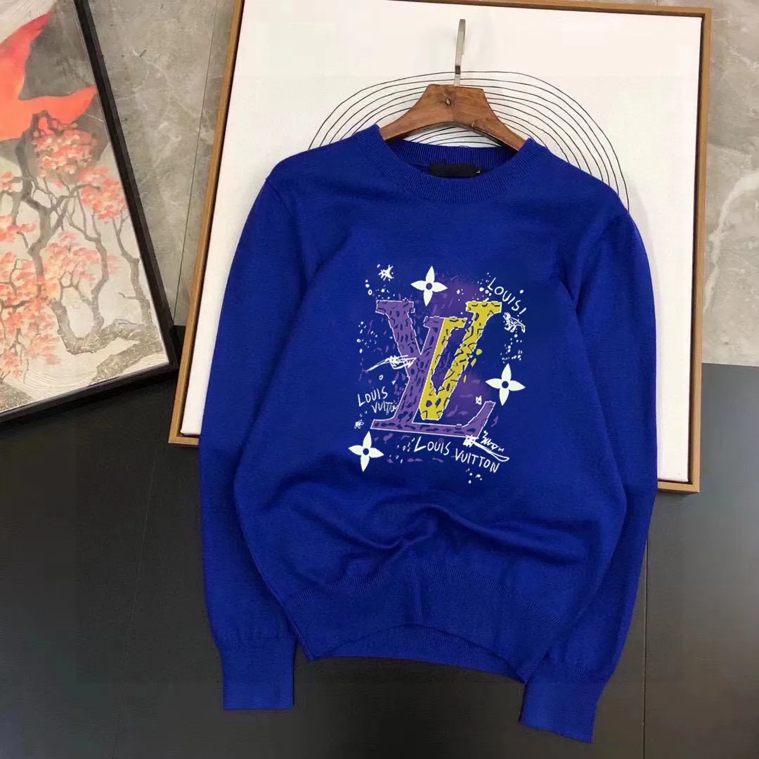 🅿️240 【LV Louis Vuitton】Autumn and winter classic round neck pullover sweater, in full condition! ! ! Wool blended fabric, the latest model in 2025, golden ratio! ! Slim-fitting soft gold, versatile and practical item, the combination and practicality are extremely powerful, simple and elegant, and classy! To create your own style, it is highly recommended to buy it in two colors. The standard slim fit tailoring process is suitable for both young and old men. It is knitted from wool and will not cause any discomfort! While keeping warm, it is stylish, textured and wearable, and the classic logo with contrasting colors on the chest feels in place! ! Recommended for regular customers! ! Size M-3XL (maximum wear: 190 pounds)